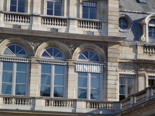 Les stores des fenêtres du Palais Royal