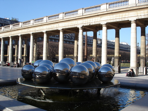 Les fontaines à globes de Pol Bury